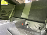 後席は左右の座面と背もたれが分かれた形状で、シートベルトも備わります。窓から外の明るさを感じられ、後方に座る方も落ち着いて過ごせる室内空間です。