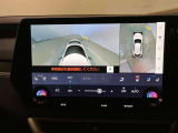 視認性の良い広角カメラでフロントと上方から車両周辺をご確認いただけますので、狭い道やすれ違い、路肩寄せなどに役立ちます。