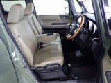 フロントシートはベンチシートです、運転席と助手席の移動が簡単です。 また運転席シートの高さも調整できます。