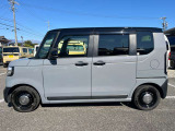 ホイールは、ベルリナブラック塗装のスチールホイールとハーフホイールキャップのデザインとし、ターボエンジン車にはメッキホイールリングを採用した。