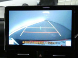 バックガイドモニター付き。車両後方の映像をナビ画面に表示し、駐車などの後退操作をサポートします。