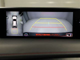 パノラミックビューモニターを装備。駐車場や交差点でクルマを真上から見るように周囲を確認できます。機能の詳細は販売店スタッフまでおたずねください。
