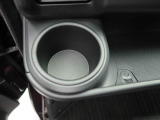 カップホルダーは運転席や助手席からちょうど手の届く位置です!!