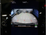 後方の映像を車内の11.6インチディスプレイに表示。 ステアリング操作に連動して動くガイドラインが、駐車や車庫入れをよりスムーズにサポート。狭いスペースでも安心して操作できる頼れる機能です。