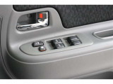 運転席窓操作部です。一括して操作ができ便利ですね。