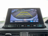 バックモニター装備。画面にて後方の確認が行えるので、バック駐車や車庫入れの際には重宝します。車の運転に慣れない方でも安心のガイドライン表示機能付。