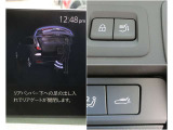 荷物が多い時に便利な電動ゲート。家族で使うほどありがたさを感じる装備です。足の操作で開閉可能なハンズフリー機能も搭載☆彡