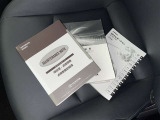 メンテナンスノート、取扱説明書です。 その車の整備記録が事細やかに記録されています。 車が生まれてから今までどのような道を歩んできたのか判るとても重要な物ですよ。