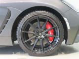純正のアルミホイール装着車です。タイヤサイズは215/40R18です。