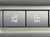 【両側パワースライドドア】スマートキーや運転席のスイッチで後席両側スライドドアの開閉が可能♪電動だから力を入れてドアを開ける必要が無く、小さなお子様でも簡単に開け閉めでき快適です♪