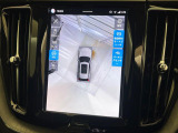 【360&deg;ビューカメラ】4台の高解像度カメラで360度の鳥瞰図を表示。隣の車や壁、死角にある障害物などを画面で確認できるため、狭いスペースでの駐車・出入りも安心です。
