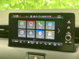 ナビや電話、ラジオなどのメニューが画面上に並び、使いたい項目を見つけやすい表示です。スマートフォン連携の項目も備わり、日々の移動中に便利に活用いただけます。