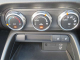 エアコンの操作パネルはシンプルで使いやすいです。また、シートヒーターも運転席と助手席に装備されていて、冬でもオープンにして、楽しむことができます。