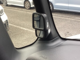 【サイドビューサポートミラー】停車時や発進時、対向車とのすれ違いや路肩に寄せるときなど、車両左側前方を確認するときに役立ちます。