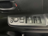 運転席ドアのスイッチ。窓とドアミラーの調整がここでできます。