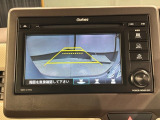 リバースギアに入れるだけで後方の表示へ切り替わります。夜間や雨の日の駐車も楽になりますよ。