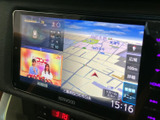 大きな画面に地図とテレビ映像を同時に表示でき、移動先の確認とエンターテインメントを一画面で扱えます。画面内の表示も見分けやすく、普段使いに便利な装備です。