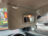 サンバイザーに鏡がついていますので、車から降りる前に身だしなみチェックが出来ます。
