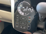 【オートエアコン】一度お好みの温度に設定すれば、車内の温度を検知し風量や温度を自動で調整。暑い&hellip;寒い&hellip;と何度もスイッチ操作をする必要はありません。快適な車内空間には必須の機能ですね♪