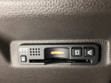 ハンドルの右下にETCがついています。高速道路の料金所の通過も楽々です!。 カードの取り出しもしやすい場所についています。