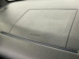 【助手席エアバッグ】SRSエアバッグとはシートベルトの働きを補助して衝突した時に乗員の衝撃を軽減するシートベルト併用式エアバッグ。前面衝突時に瞬時に膨らみ、頭部と胸部の衝撃を軽減します。