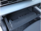 Audi正規ディーラーが高品質をお約束。高度な訓練・教育を受けたAudi専任メカニックが、100項目にもおよぶ精密な点検を実施。すべてクリアしたAudi車だけ、あなたのお手元に届けられるのです