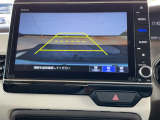 【リアカメラ】リバースに入れるだけで後方の映像が映ります。安全確認や、狭い駐車場での車庫入れ、雨の日や夜間など視界の悪い時に便利です。安全にバックする為には欠かせない装備です。