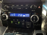 左右独立温度コントロールフルオートエアコンです。運転席、助手席それぞれで独立して温度設定ができます。