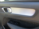 運転席ドアを開けると、パワーウインドウやドアミラーなどの操作スイッチを手元にまとめて配置。シンプルで北欧らしい、すっきりとしたデザインのドアトリムです。