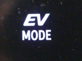 EVドライブモードで、早朝・深夜や屋内の駐車場などで、エンジン音や排気ガスを気にすることなく走れます。