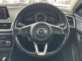 手元には複数のスイッチがまとまり、運転姿勢を保ちながら必要な操作を行いやすい配置です。メーター類も正面に収まり、前方を見ながら確認できます。