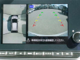 リバースにシフトするとまるで上空から見下ろしているような感じにナビゲーション画面に映し出します