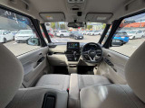 すっきりした運転席周りにはナビやエアコンの操作パネルを設置しておりますので、お一人での運転でもご安心できます。