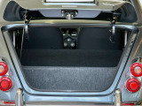 可愛らしいトランクルームは広く、後部座席を倒せば長めの荷物も積むことができます。