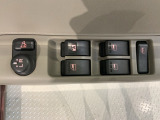 狭い駐車場で便利な電動格納ドアミラーが付いています。