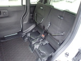 ◆チップアップ&ダイブダウン機構付【ULTR SEAT】は後席座面を左右分割で跳ね上げることができます。トランクで積載できない背の高い荷物をラクラク収納できます。ホンダ車ならではの人気装備です。