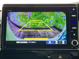 画面には車両後方の映像とガイド線が表示され、駐車時に周囲との距離を確認する目安になります。車庫入れや狭い場所での後退など、日常の駐車をサポートします。