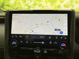 地図が大きく表示され、道路や周辺の位置関係を画面上で確認しやすい構成です。目的地の確認やルート選びに役立ち、タッチ画面から操作できるため、行き先を設定する際も見やすく使いやすいナビ画面です。