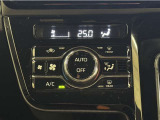 お好みの温度に設定すれば、車内の温度を検知し自動で調整してくれるオートエアコン!暑い、寒いと何度もスイッチを操作しなくても済みます☆☆