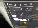【オートエアコン】一度お好みの温度に設定すれば、車内の温度を検知し風量や温度を自動で調整。暑い&hellip;寒い&hellip;と何度もスイッチ操作をする必要はありません。快適な車内空間には必須の機能ですね♪