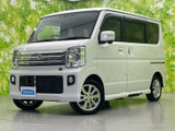 角形のフロントまわりと伸びやかな車体が調和し、親しみやすさの中にも洗練された印象を感じさせます。明るいボディカラーが周囲に映え、街中でも存在感のある佇まいです。