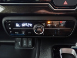 運転席からも手が届きやすく、操作しやすい空調コントロールパネル。オートエアコンなので操作の煩わしさが無くオールシーズン快適にドライブできます。快適空間で運転に集中できますね。