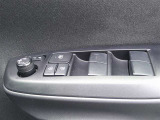 運転席から全てのドアの窓を操作できます。