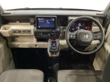 車内は光触媒抗菌消臭施工済です。インパネ周りはスタイリッシュなデザインで機能や装備も充実しています。グローブボックスやカップホルダーのほかにトレーなどたくさんの収納スペースが付いています。