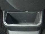 足元には便利なセンターロアボックスを設置。車内を整理しやすく、使い勝手の良さが魅力です。