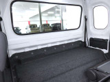 シートバックスペースの画像です。荷台に積めない貴重なお荷物、水に濡らしたくないお荷物を収納したい時に便利です。
