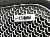 【YAMAHAサウンドシステム】メーカーオプションの高品位サウンドシステムを搭載。専用のチューニングが施された大小様々なスピーカーから良質なサウンドが奏でられ、臨場感あふれる音響空間を演出します。