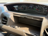 運転席の上部にあるアッパーボックスは、財布や小物などでもすぐに取り出せる便利な収納☆