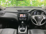 運転席から助手席まで見渡せる室内は、各メーターや画面の位置がまとまり、運転中にも確認しやすい配置です。前席から手の届く範囲に操作部が集まり、視界を確保しながら運転に集中できる空間となっています。