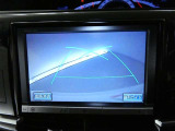 バックガイドモニター付き。車両後方の映像をナビ画面に表示し、駐車などの後退操作をサポートします。